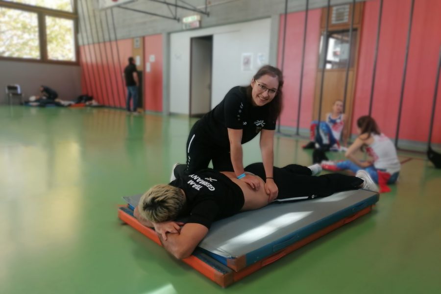 Nicola Seifert führt eine Physiotherapie Behandlung durch